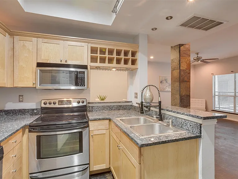 4104 N Hall St #102 — Photo 11