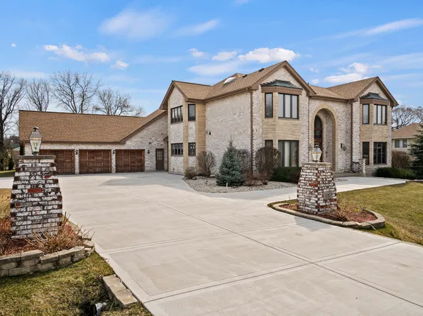 115 Livery Cir, Oak Brook, IL 60523