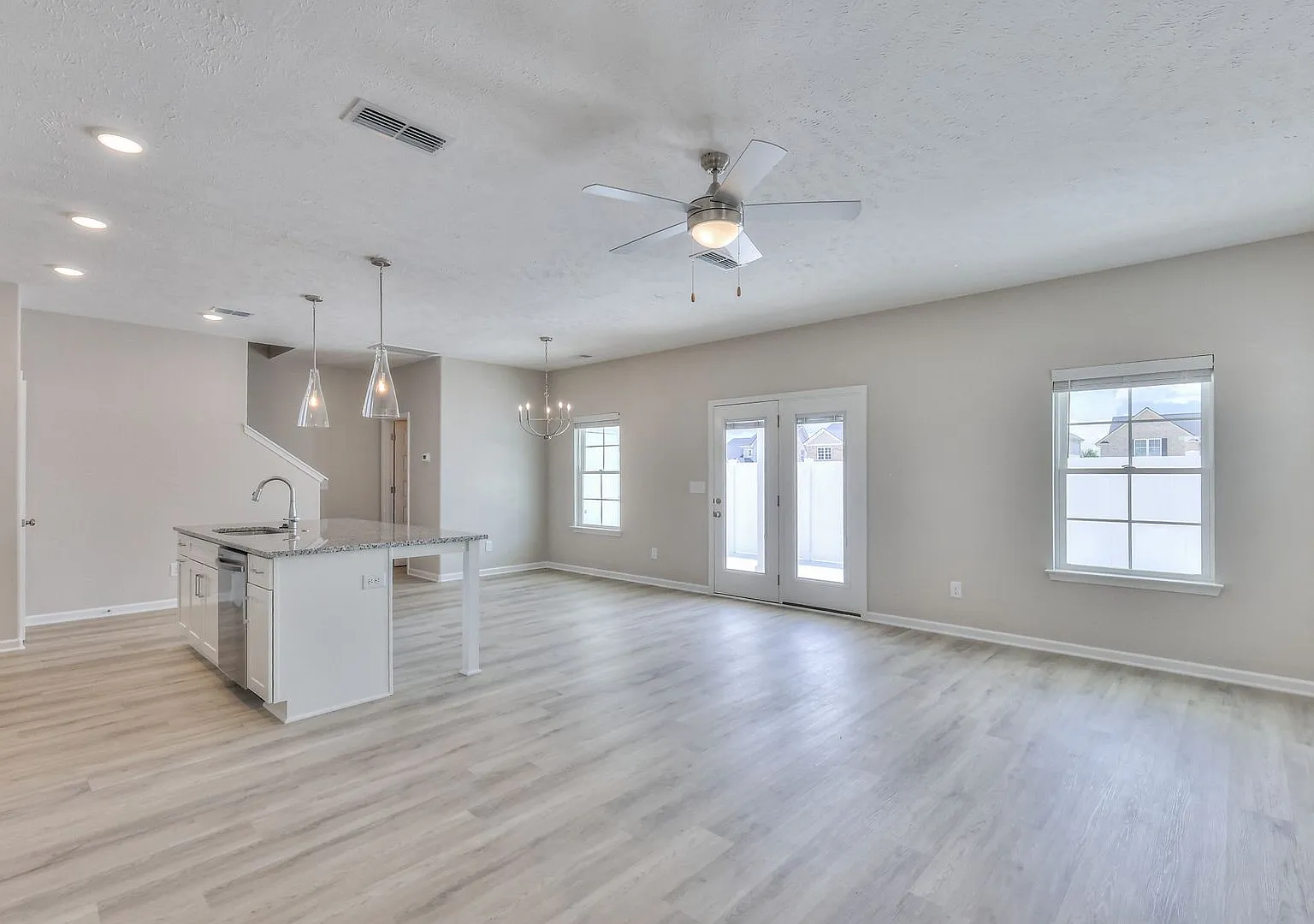 Like New Luxury 3/2.5 Townhome - Move In Specials — Photo 4