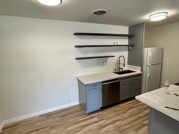 201 Woodrow Ave APT 28, Modesto, CA 95350
