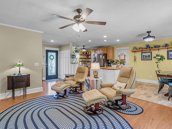 4th image of 211 Tripp St