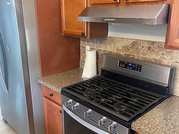 5th image of 829 Sinclair St