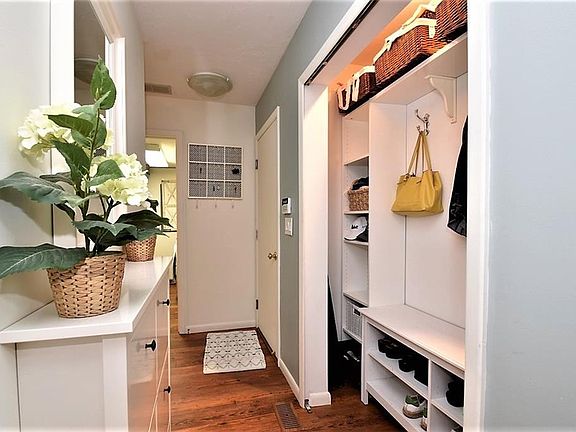 3rd image of 25850 Fairmount Blvd