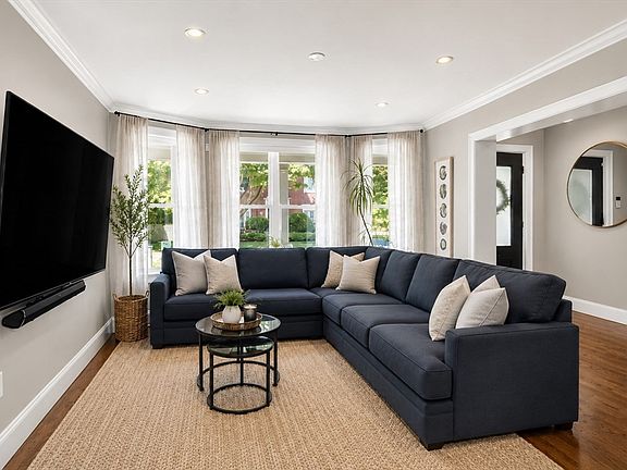 4th image of 256 Watertown St #256