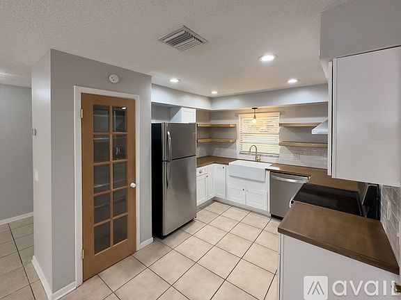 5th image of 241 Lucerne Dr