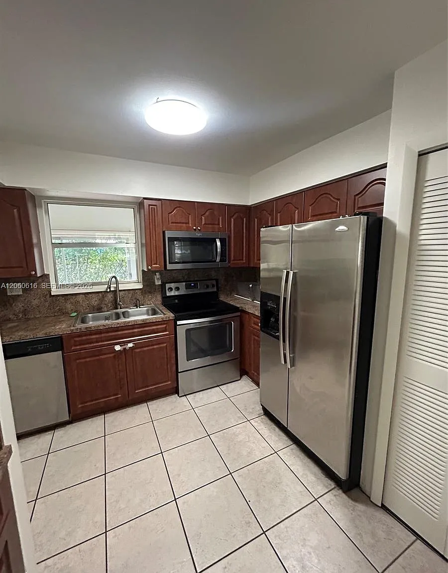Club Estates Condo No Iv — Photo 3