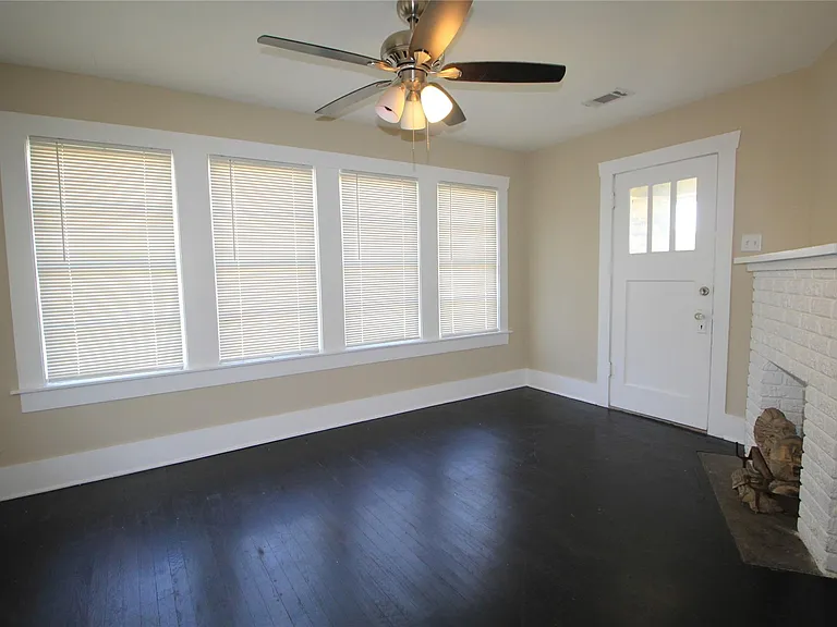 2616 Oakcliff St — Photo 4