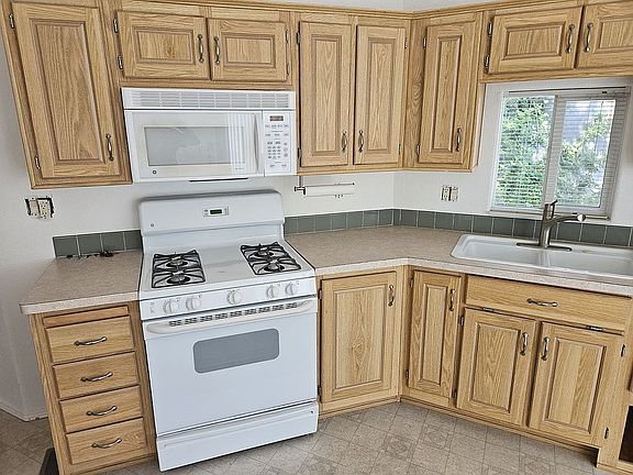Kitchen, gas stove