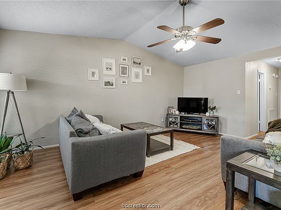 2nd image of 313 Amherst Ct