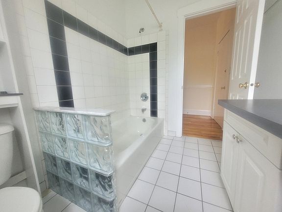 4th image of 4905 N Clark St #1