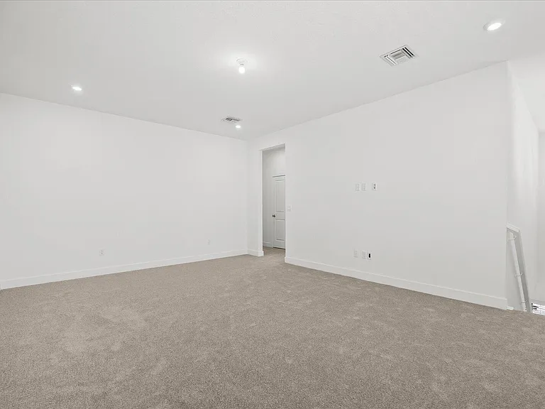 890 SW Newfield Pkwy — Photo 26