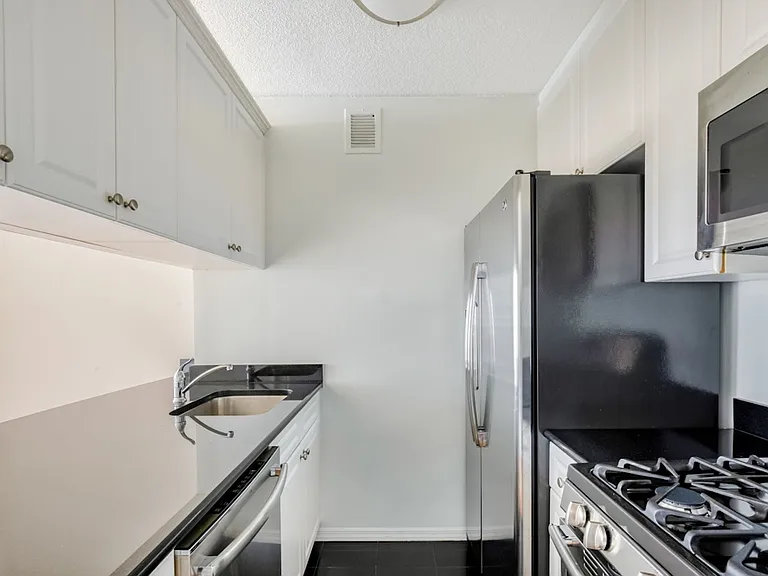 155 E 31st St #E22J — Photo 4