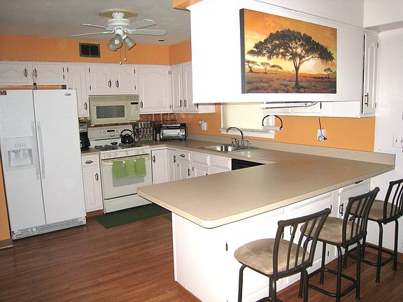 Kitchen with breakfast bar