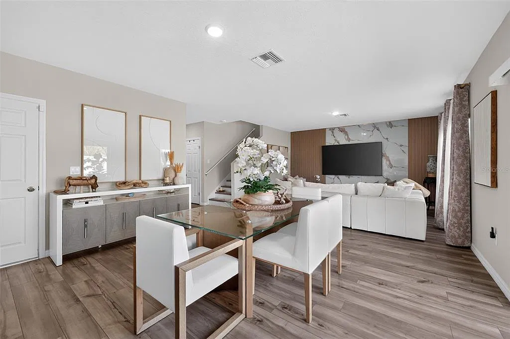 5 bed, 3.0 bath, 2528 sqft, $3,100 — Photo 2