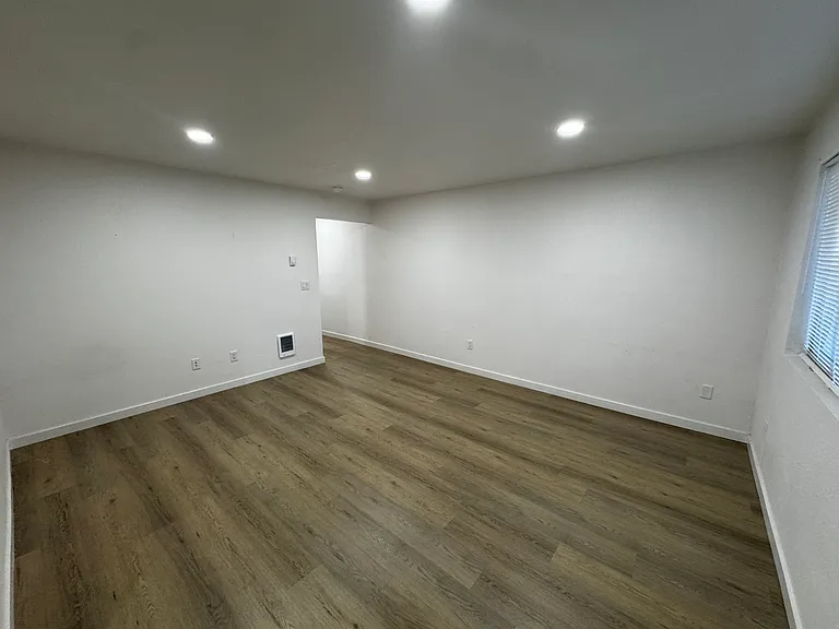 551 S Cloverdale St #1 — Photo 4