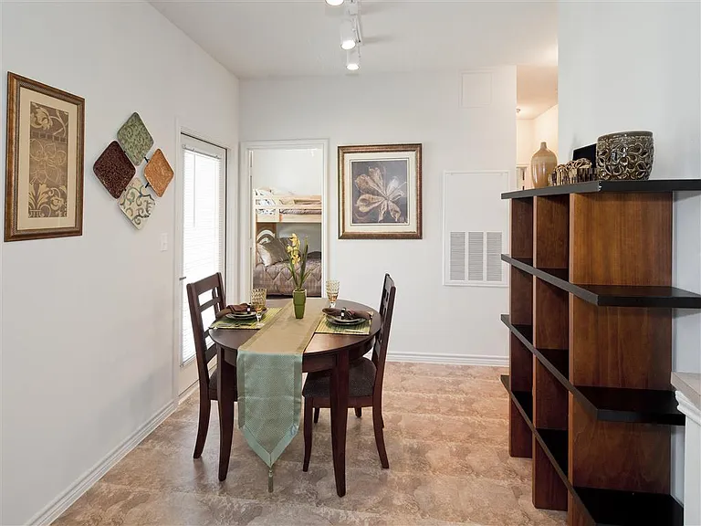 Encino Pointe — Photo 9