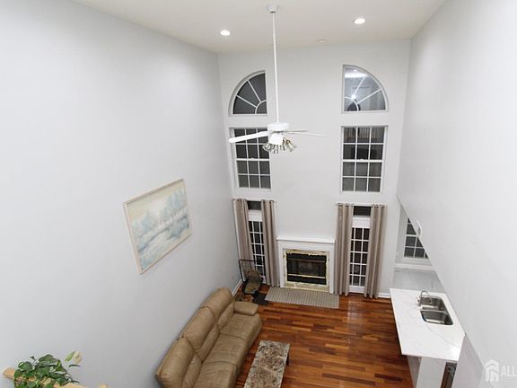5th image of 90 Marion Dr