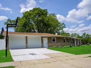 801 Forest Dr, Streamwood, IL 60107