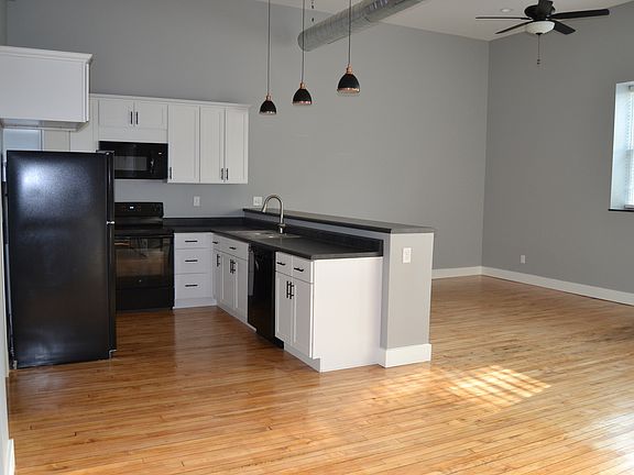 2nd image of 905 11th St APT 206