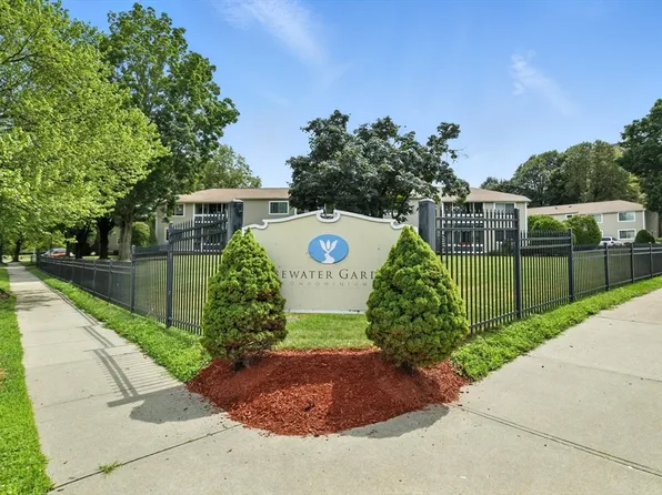 40 Saint Kolbe Dr APT D, Holyoke, MA 01040