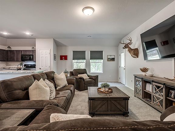 5th image of 827 Highgarden Cir