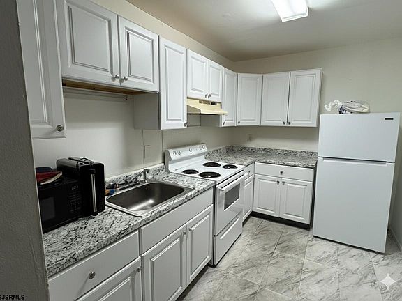 2nd image of 406 Newton St #406