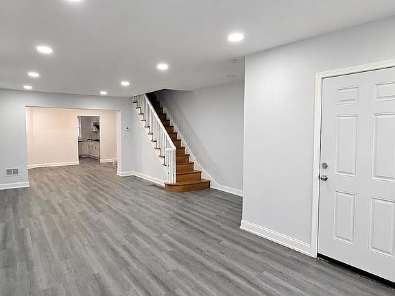 3rd image of 5240 Roosevelt Blvd