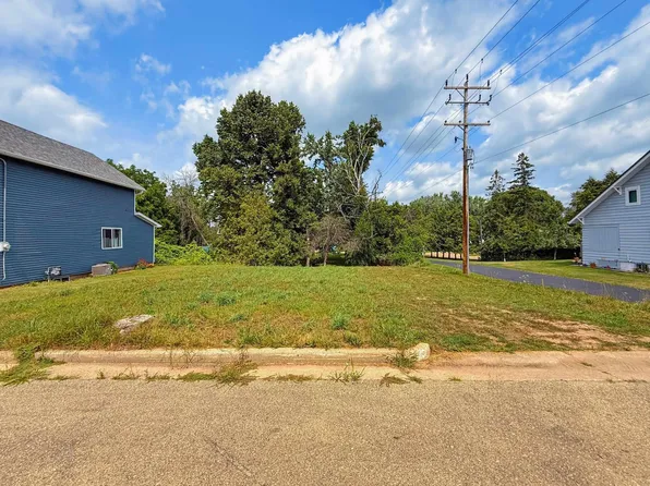 305 E Armstrong St, Gillett, WI 54124