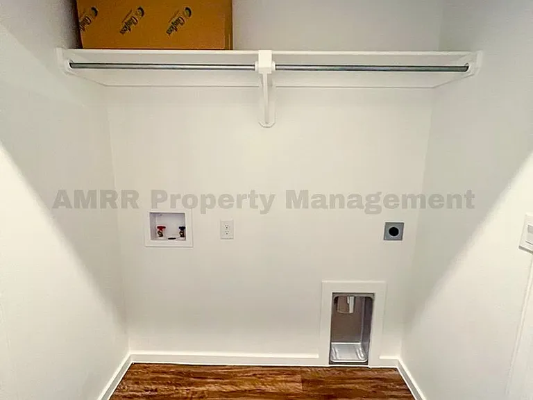 2029 Kenwood Ave — Photo 9