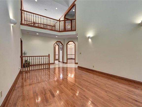 4th image of 29120 Hilliard Blvd