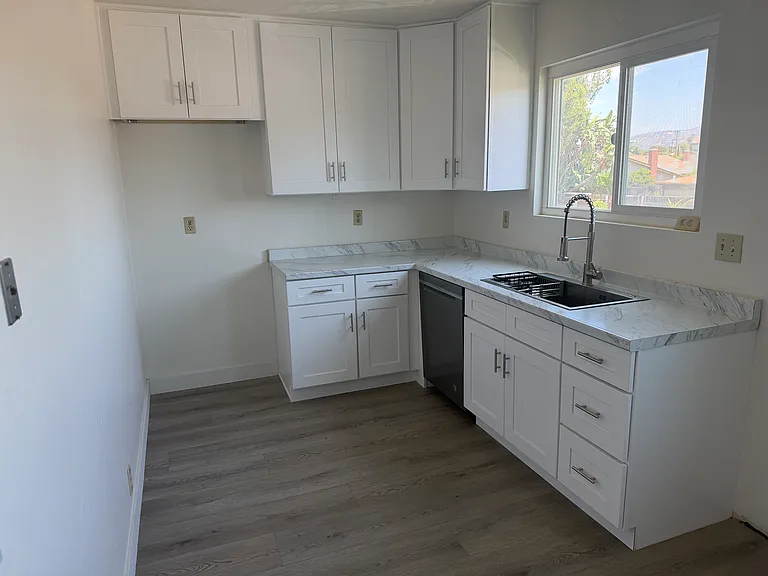 1260 E Washington Ave #8 — Photo 2