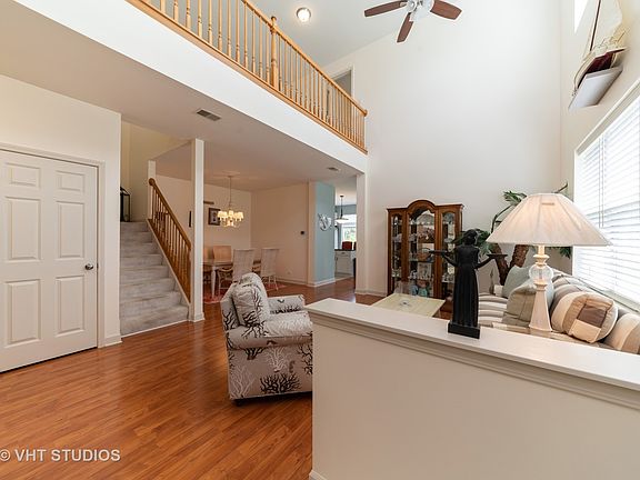 3rd image of 324 Fairmont Ct