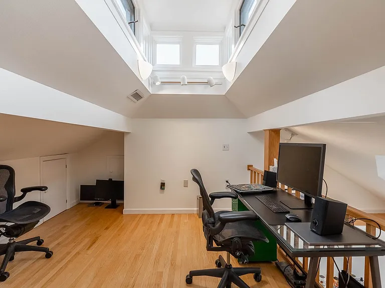 208-210 Vaughan Street — Photo 24