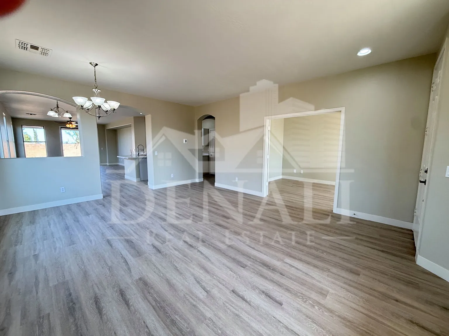 4 bed, 2.0 bath, 2271 sqft, $2,095 — Photo 4