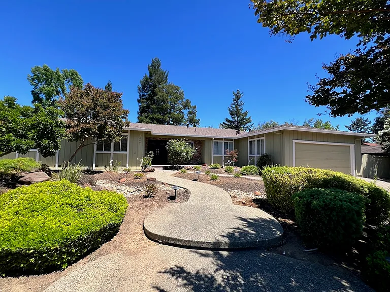 20607 Russell Ln — Photo 1