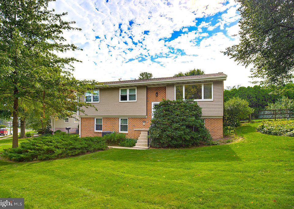1st image of 104 Oxford Dr