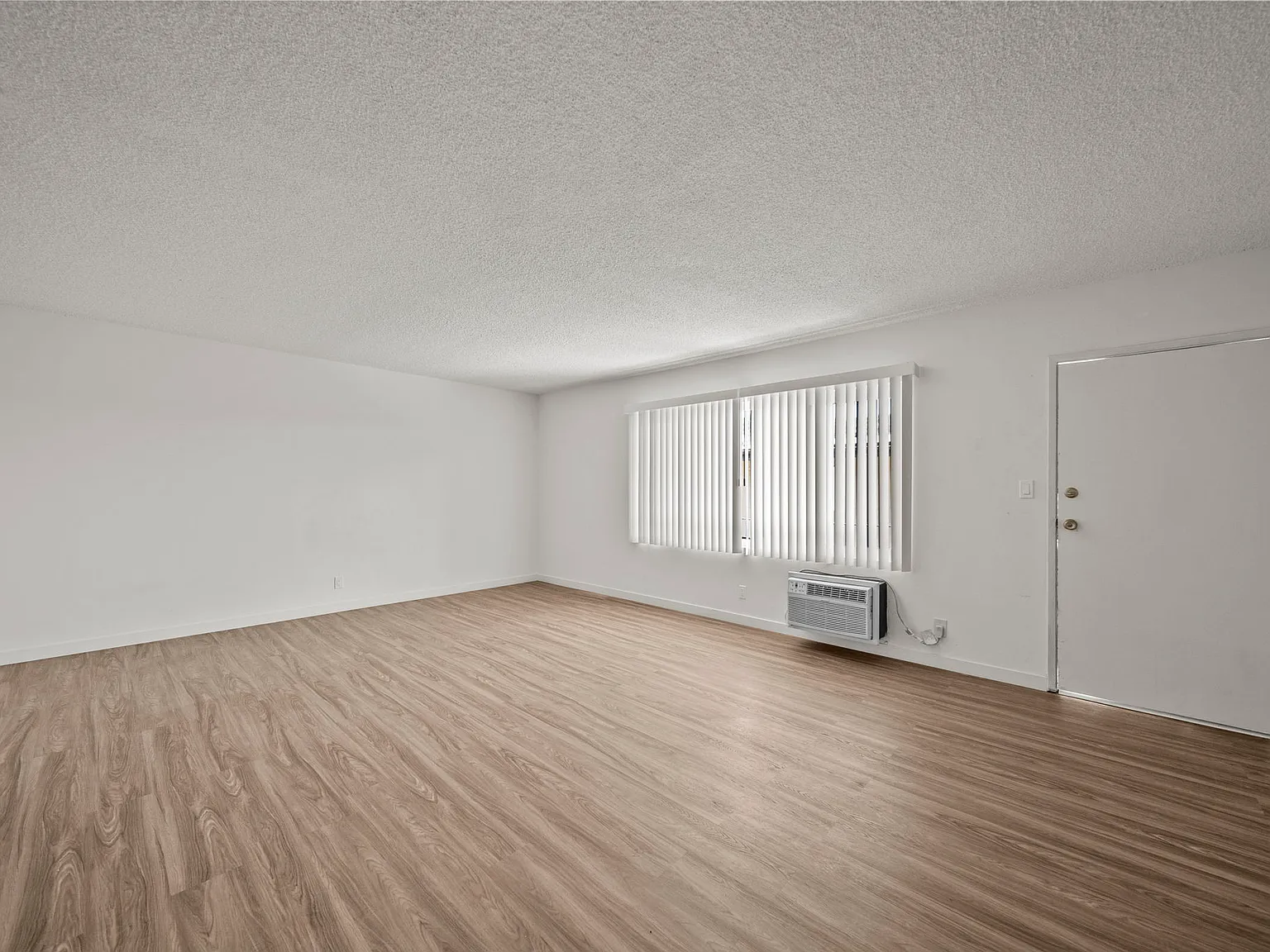 2 bed, 1.5 bath, 1000 sqft, $2,500 — Photo 3