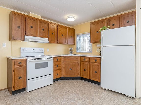 3rd image of 1247 Arbutus Rd #33