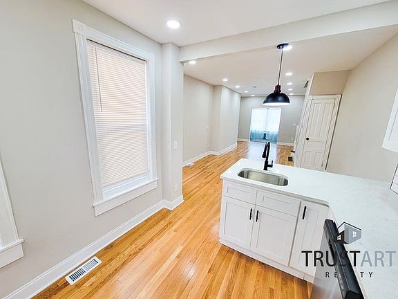 4th image of 2322 E Clearfield St #1