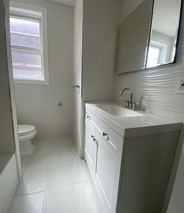 3rd image of 2545 Gunther Ave