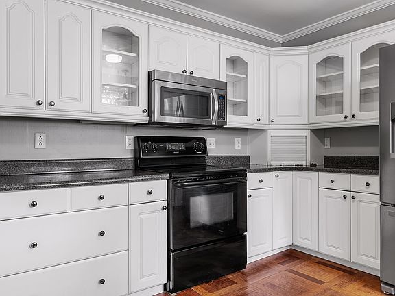 4th image of 626 Barton Ave