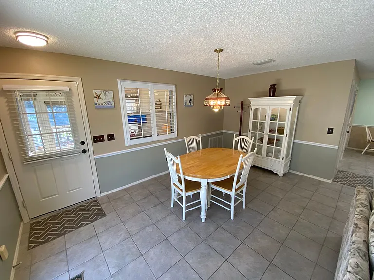 440 Canterbury Ct — Photo 7