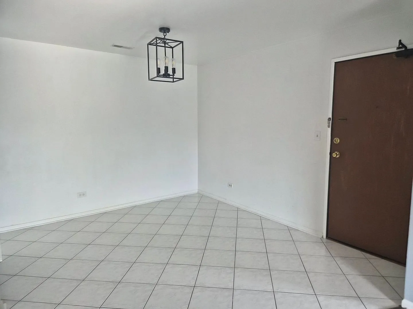 Private & Peaceful 2BR Condo in Wheaton — Photo 2