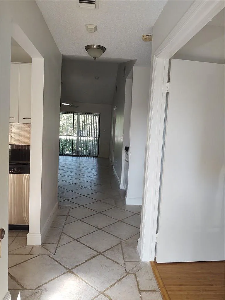 2 bed, 2.0 bath, 1200 sqft, $2,200 — Photo 2