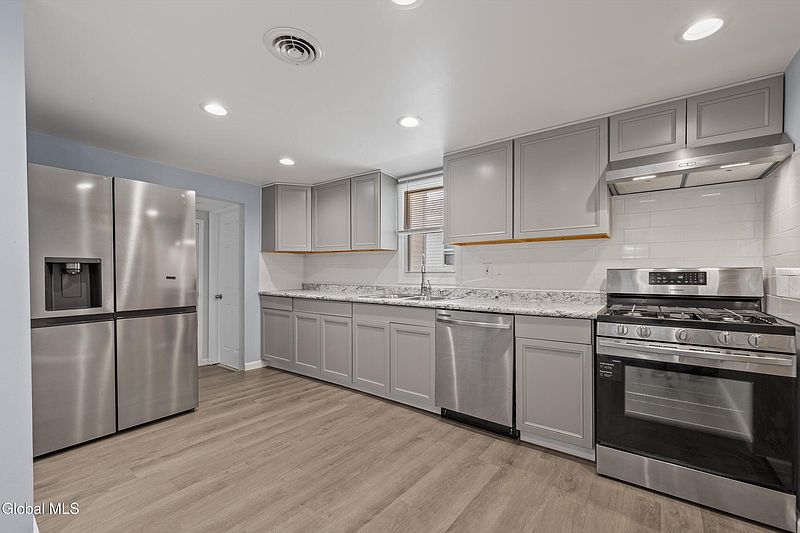 4th image of 30 Newman Avenue