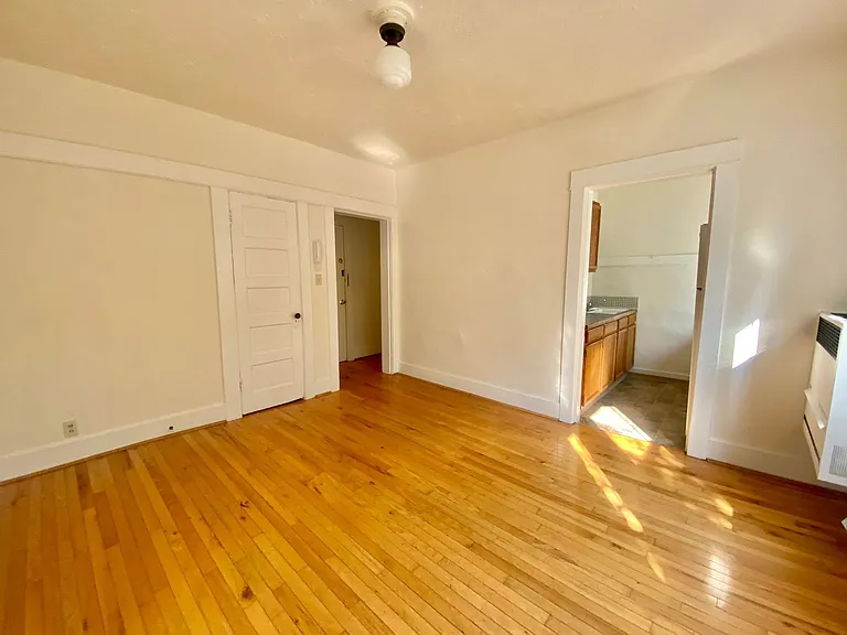 Regis Apartments — Photo 22