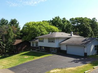 107 Hickory Rd, Oakwood Hills, IL 60013