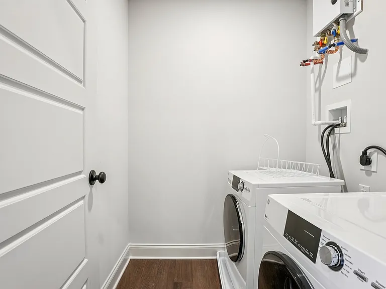 472 Roxborough Ave — Photo 19