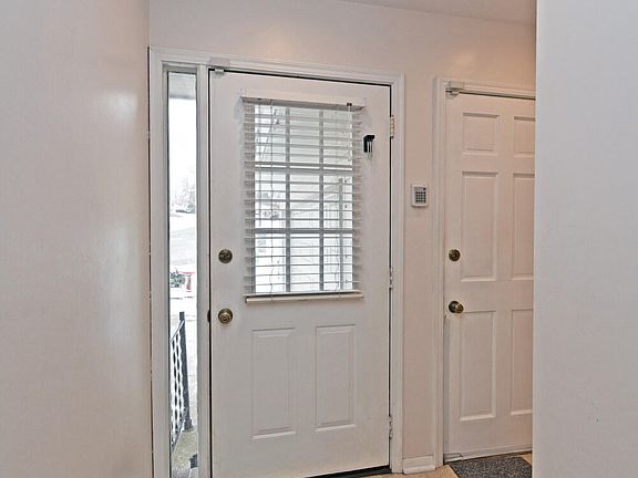 4th image of 827 Bluegrass Ct
