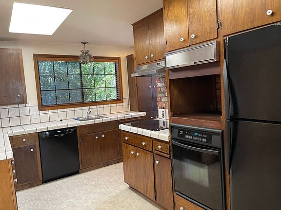 5th image of 535 Upham St